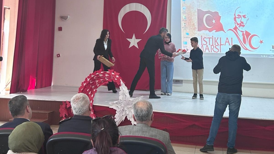 Okulumuz öğrencisi Ali Eymen YEŞİLYURT ''İstiklal Marşını Güzel Okuma Yarışması''nda ilçe ikincisi olmuştur. Kendisini tebrik ederiz. 